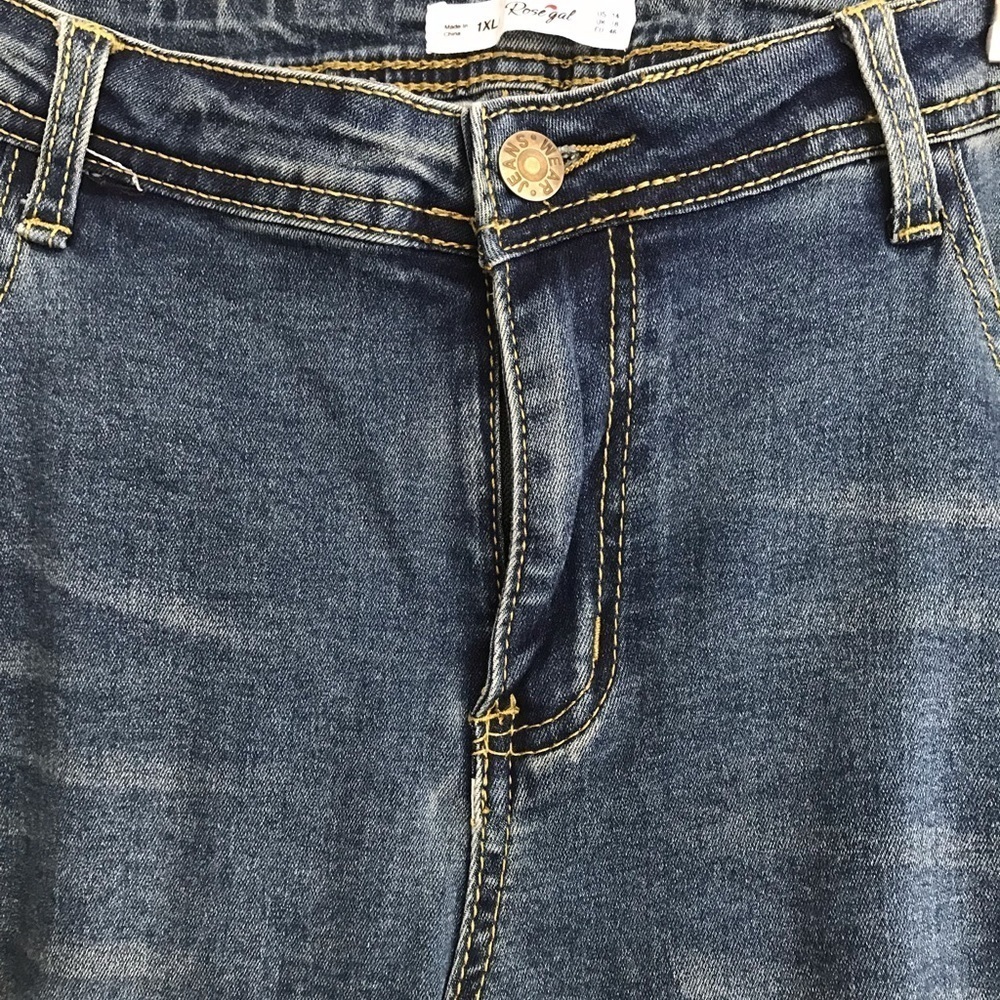 Distressed jeans - Picture 3 of 9